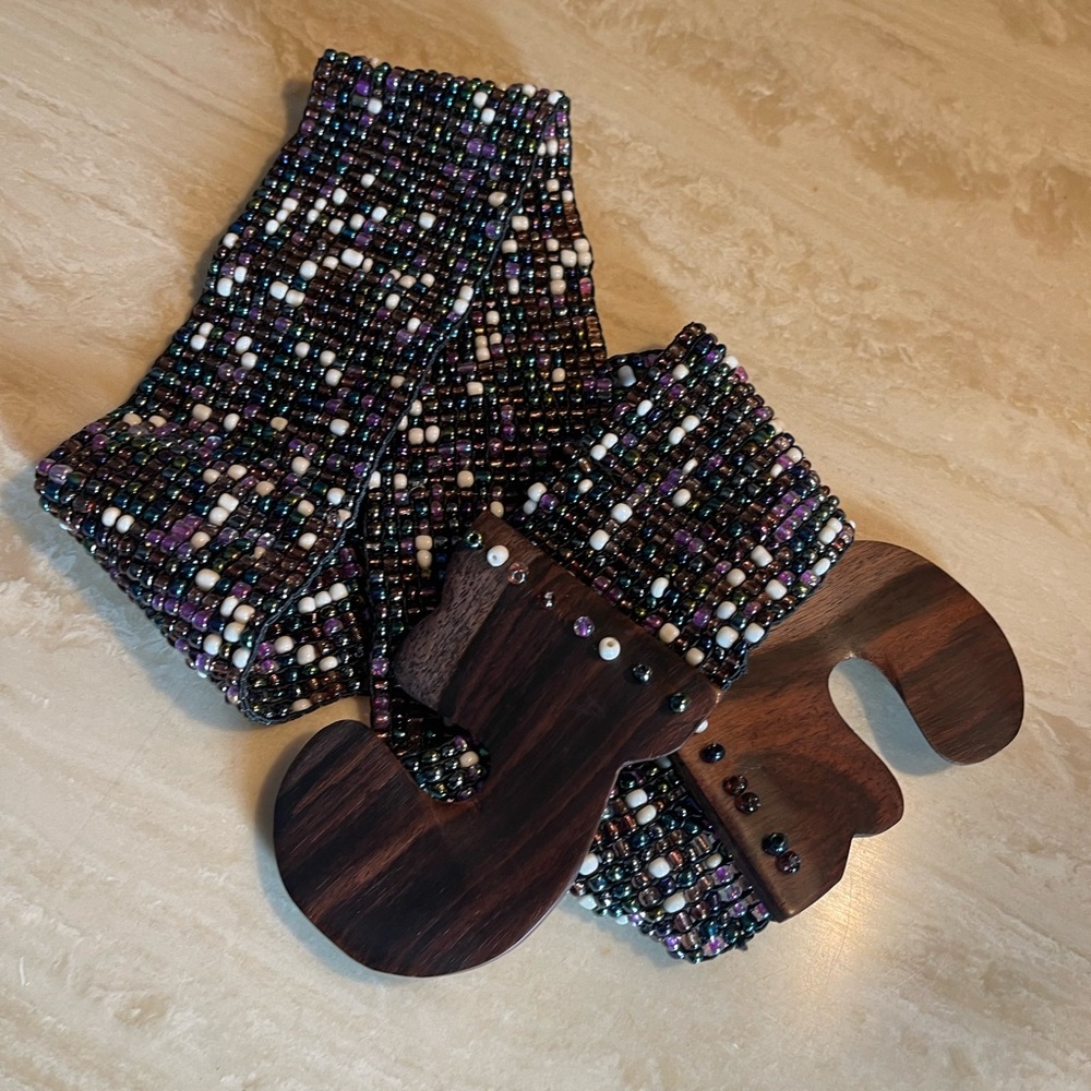 💜💙 beautiful beaded handmade stretchy belt with brown wood clasp 💜💙